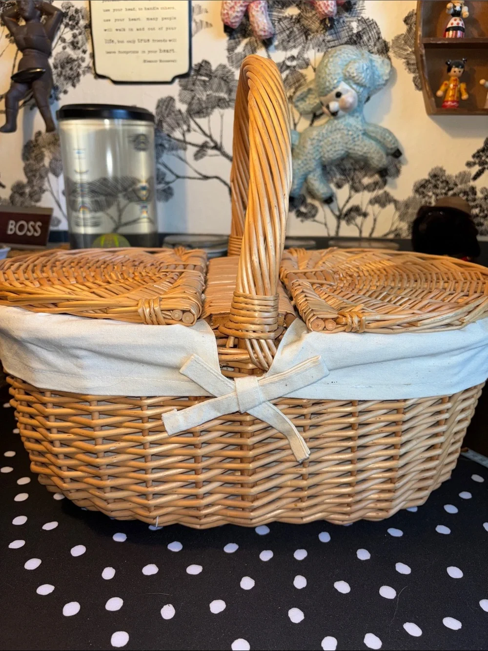 EUC hand-woven wicker picnic basket features a double-lid design and a white fab